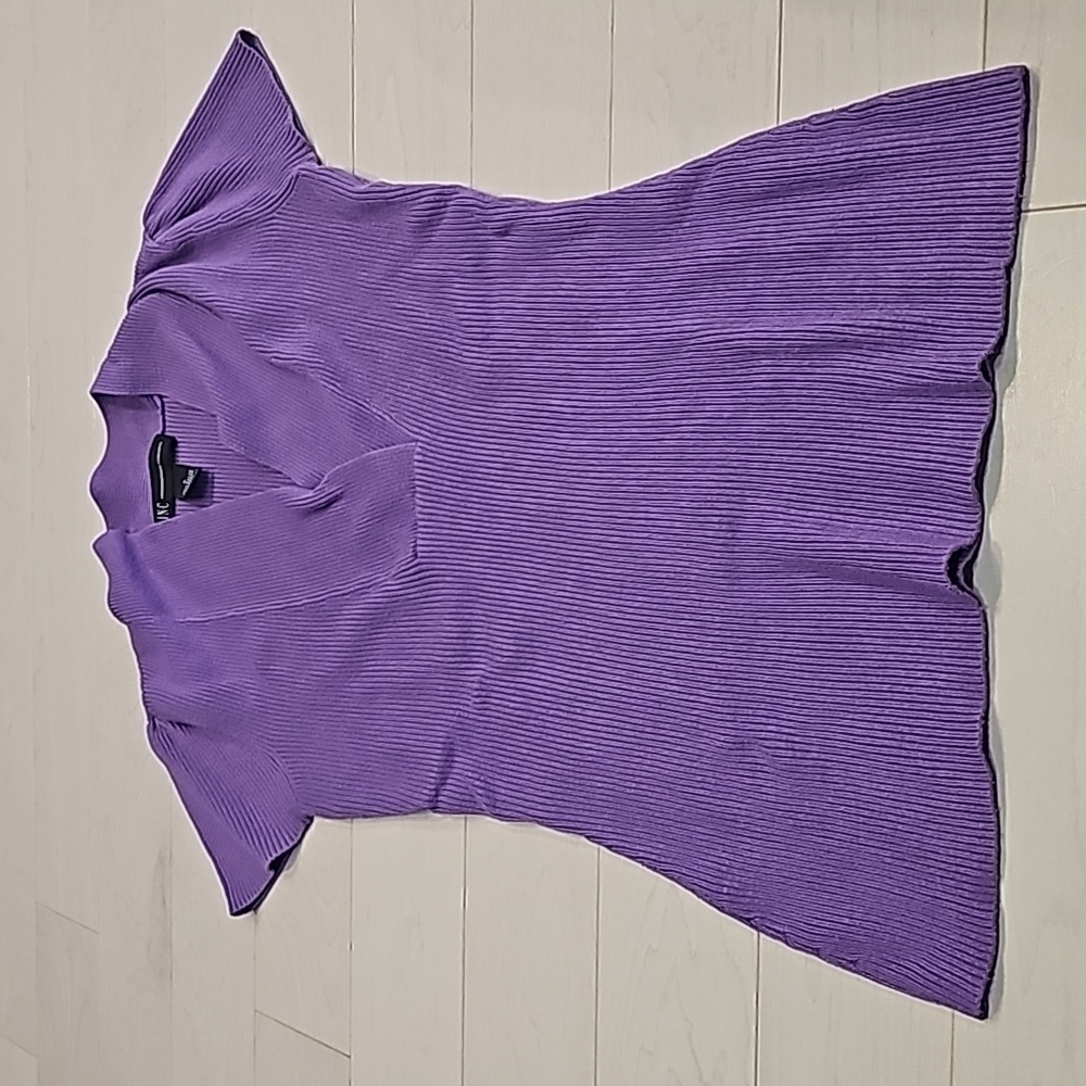 INC size S. V neck, shirt sleeve sweater.